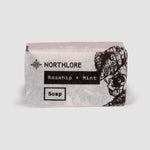 Devant de l’emballage du savon ou on peut lire « Northlore », « Rosehip + Mint » et « Soap ».