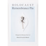 Image d’une épinglette fixée à une carte où on peut lire « Holocaust Remembrance Pin » et « Designed by Holocaust Survivor Hanka Kornfeld-Marder »