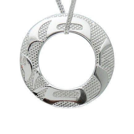 pendentif en forme d’anneau en argent-étain sur une chaîne d’argent