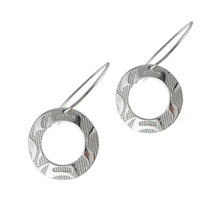 deux boucles d’oreille en forme d’anneau avec de longs crochets en argent