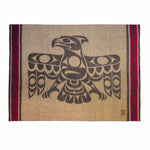 couverture de laine brune et rouge sur laquelle figure de l’art autochtone