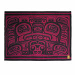 couverture de laine rouge et noire sur laquelle figure de l’art autochtone