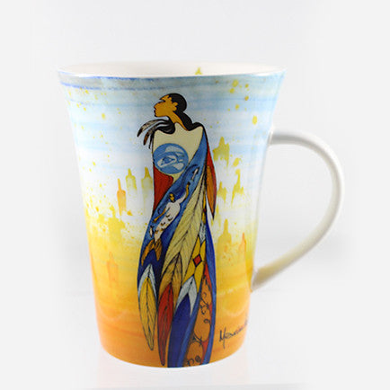 une tasse sur laquelle on peut voir une œuvre d’art montrant une femme autochtone