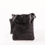 sac de cuir noir avec un motif autochtone traditionnel représentant un ours, estampé en relief