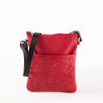 sac de cuir rouge cerise avec un motif autochtone traditionnel représentant un ours, estampé en relief