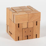 Robot en bois replié en forme de cube 