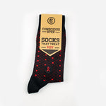 une paire de chaussettes; sur l’étiquette, on peut lire « Conscious Step : Socks that treat HIV »