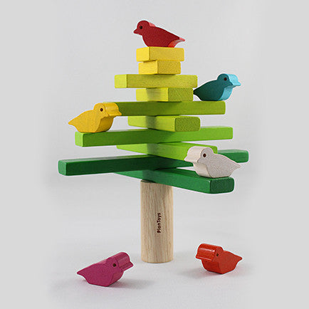 Un arbre-jouet en bois avec six oiseaux en bois.