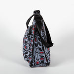 Profil d’un sac bandoulière décoré d’un motif rouge, bleu et blanc conçu par l’artiste autochtone Paul Windsor 