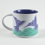 Tasse sur laquelle on voit une image de colibris