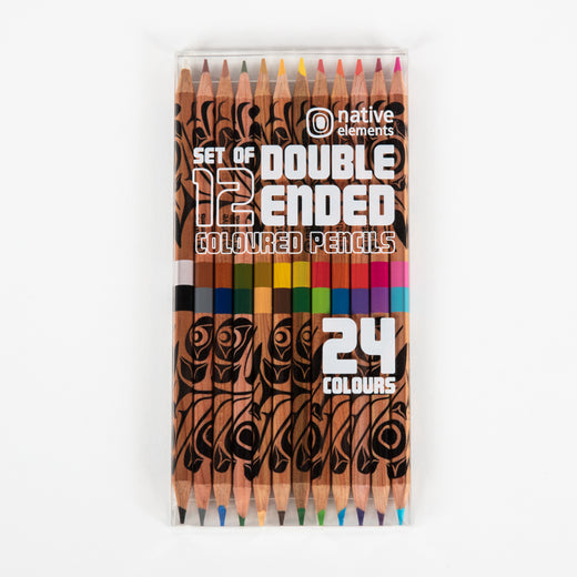 12 crayons dans une boîte transparente sur laquelle on peut lire « Set of 12 double ended coloured pencils » et « 24 colours »