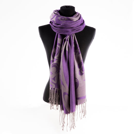 foulard violet décoré d’un œuvre en violet et gris par l’artiste autochtone Simone Diamond