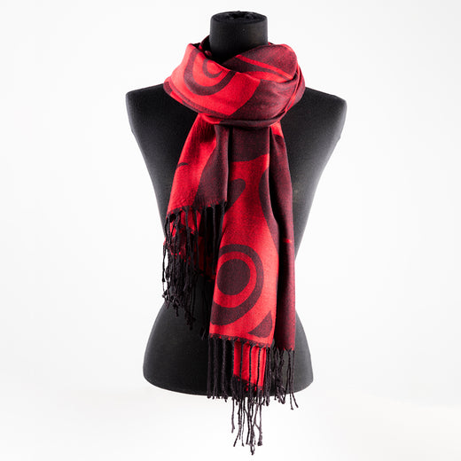 foulard rouge décoré d’un œuvre en rouge et noir par l’artiste autochtone Marcel Russ