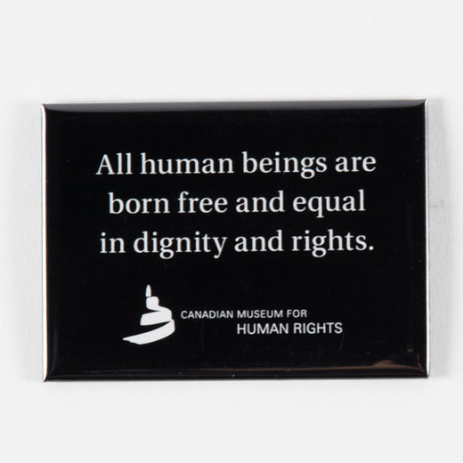 Aimant sur lequel on peut lire « All human beings are born free and equal in dignity and rights. » 