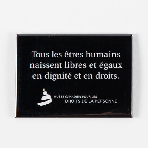 Aimant sur lequel on peut lire « Tous les êtres humains naissent libres et égaux en dignité et en droits. »