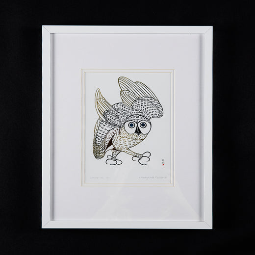 Œuvre imprimée d’un hibou, intitulée « Summer Owl, 1972 », sur laquelle on voit aussi le nom de l’artiste, Kananginak Pootoogook.