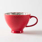 Tasse rouge à l’extérieur texturé