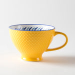 Tasse jaune à l’extérieur texturé