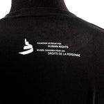 Arrière d'un T-shirt sur un mannequin avec le logo du Musée canadien pour les droits de la personne.