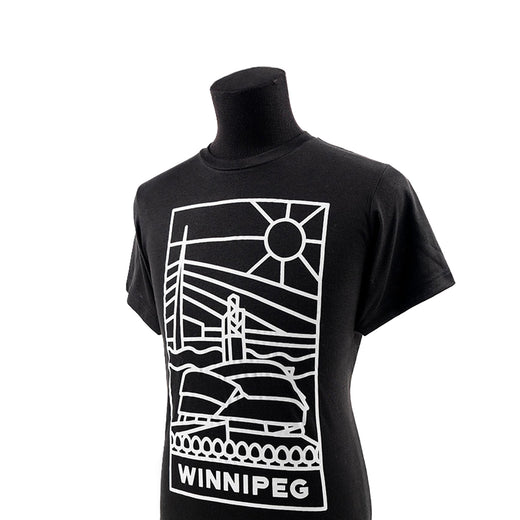 T-shirt sur un mannequin avec un motif du Musée canadien pour les droits de la personne et le mot « Winnipeg », vu d’un angle.