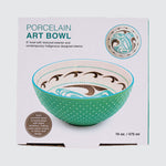 Couverture de l'emballage du bol montrant le bol de deux angles. Sur l’emballage, on peut lire « Porcelain Art Bowl ».