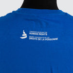 gros plan de l'image qui apparaît au dos de la chemise : le logo du Musée et les mots « Canadian Museum for Human Rights » et « Musée canadien pour les droits de la personne »