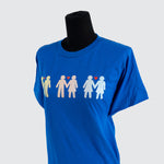 t-shirt bleu décoré de trois couples de personnages stylisés se tenant la main, un cœur avec chaque couple.