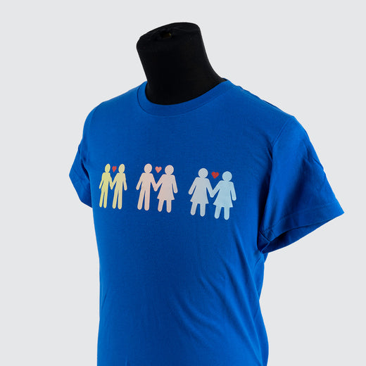 t-shirt bleu décoré de trois couples de personnages stylisés se tenant la main, un cœur avec chaque couple.