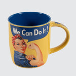 Une tasse jaune avec du bleu à l’intérieur. L’extérieur montre une image de « Rosie the Riveter » avec les mots « We Can Do It! » dans une bulle de texte. 