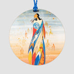 Gros plan d’une décoration ronde décorée d’une œuvre d’art représentant une femme autochtone.